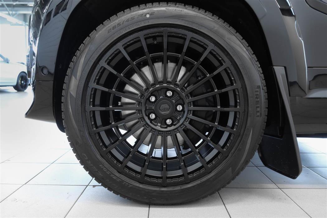 Land Rover Defender 2025