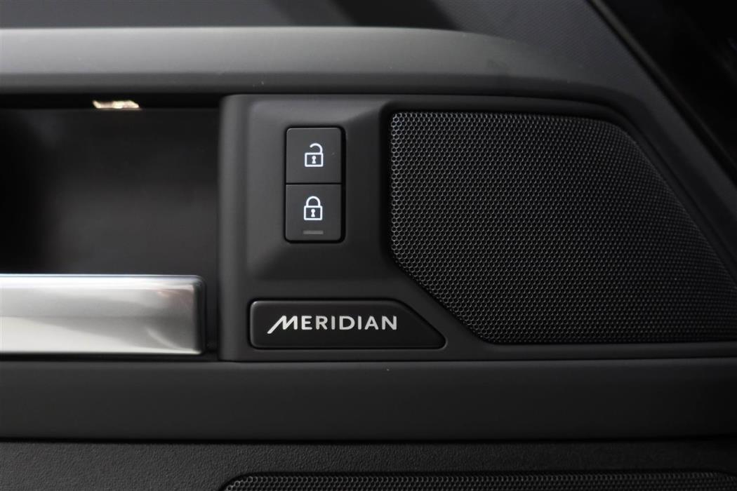 Land Rover Defender 2025