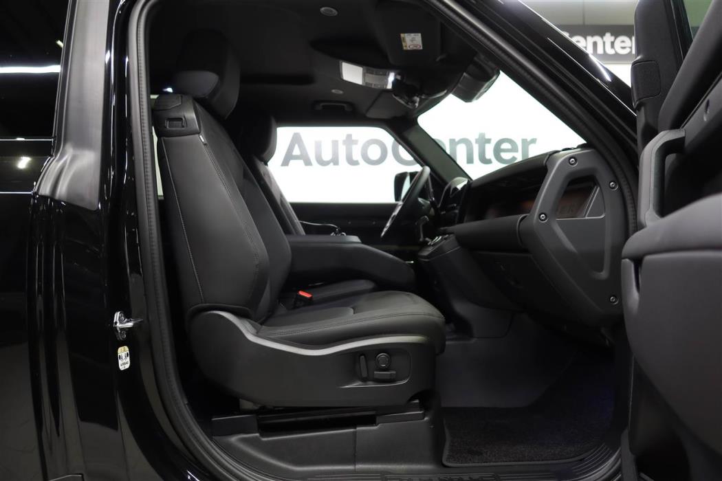 Land Rover Defender 2025