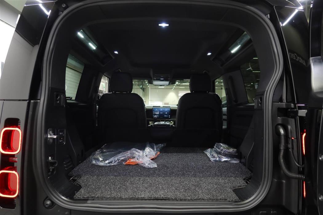 Land Rover Defender 2025