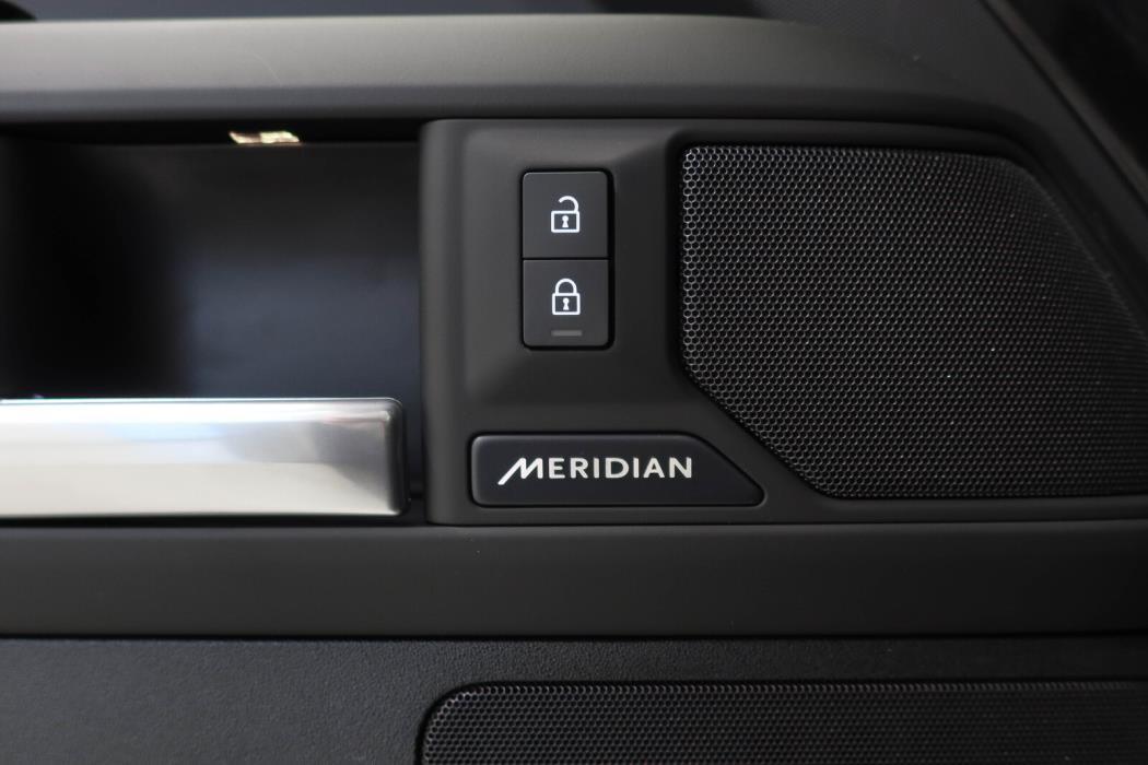 Land Rover Defender 2026