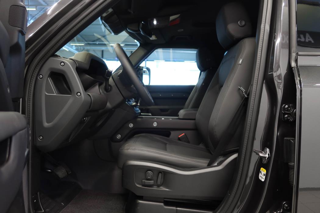 Land Rover Defender 2026