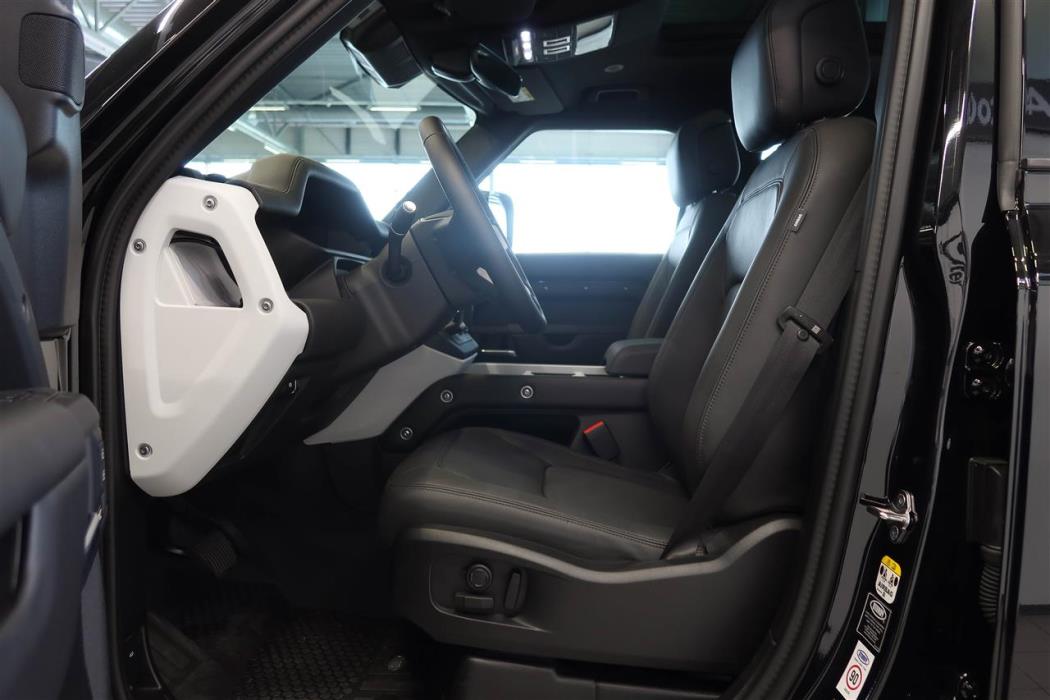 Land Rover Defender 2025