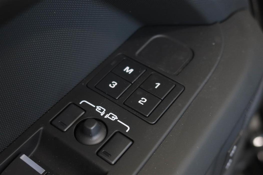 Land Rover Defender 2025