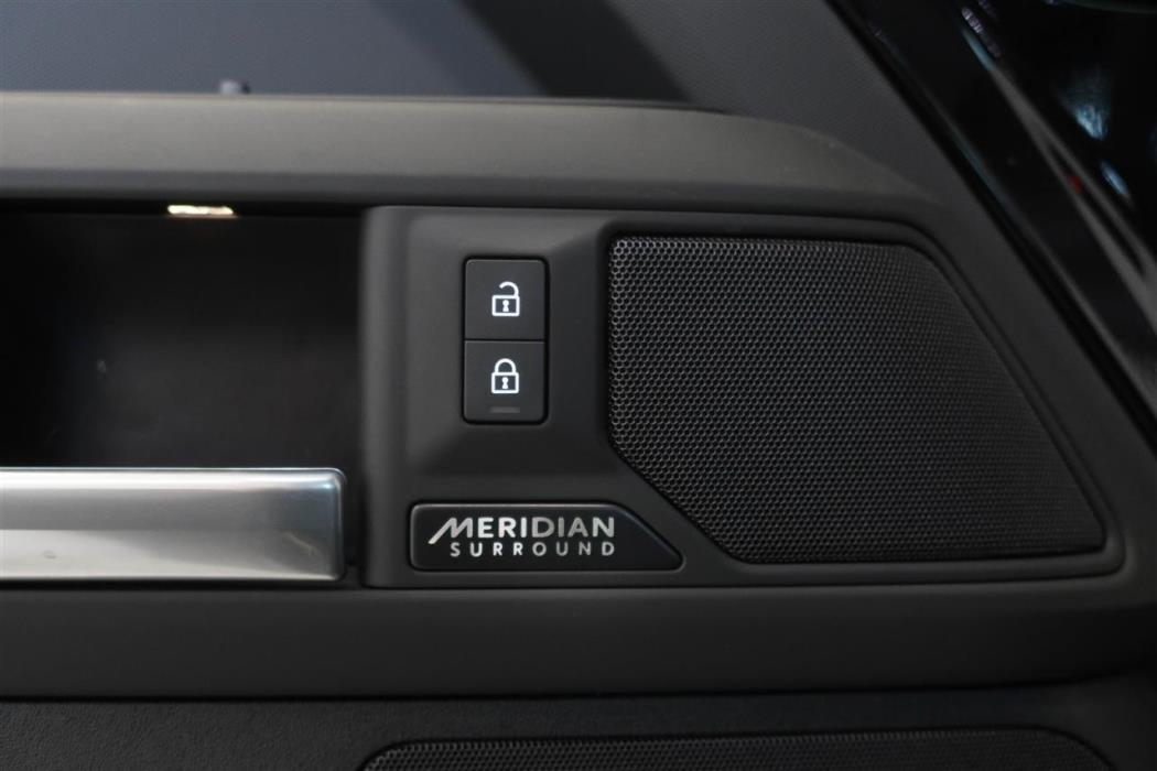 Land Rover Defender 2025