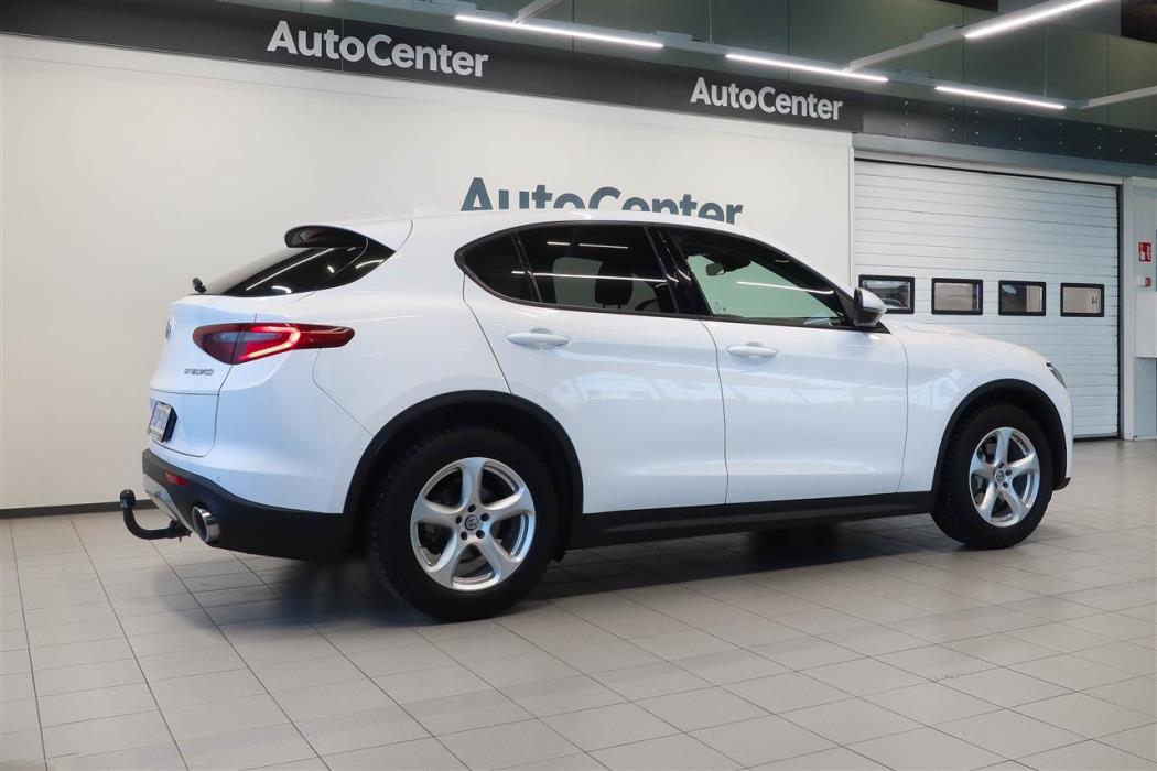 Alfa Romeo Stelvio 2017