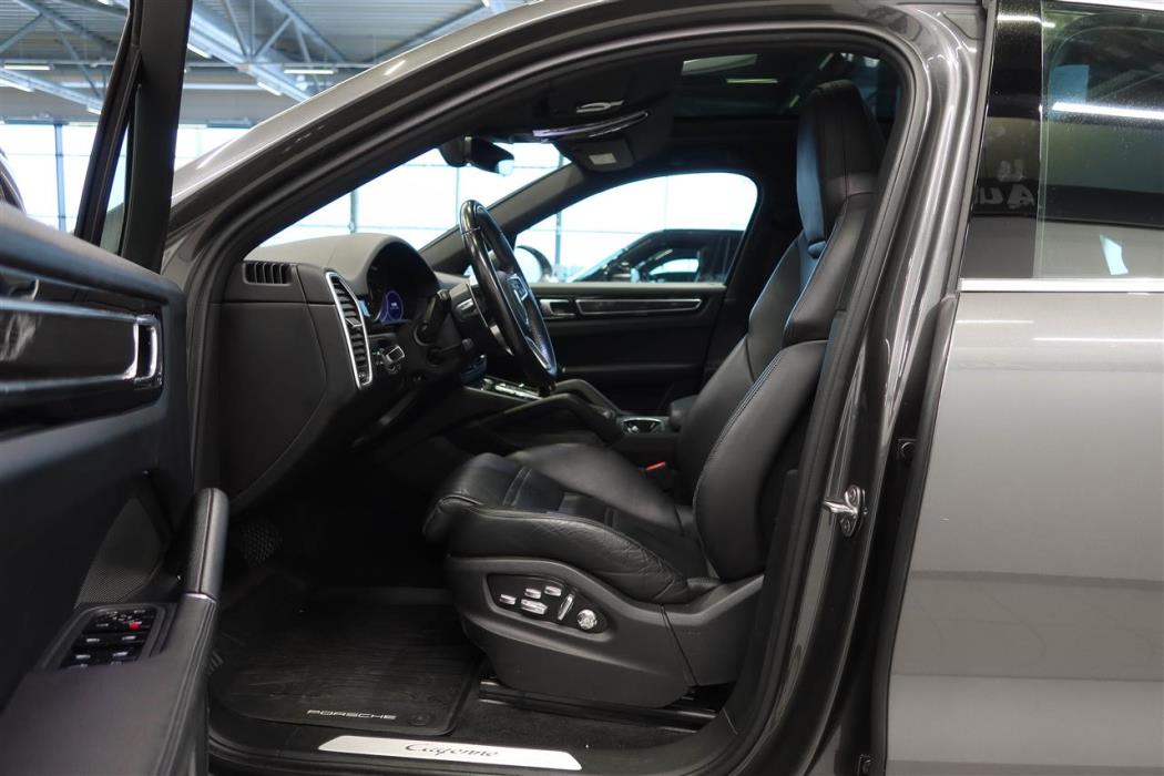 Porsche Cayenne 2021