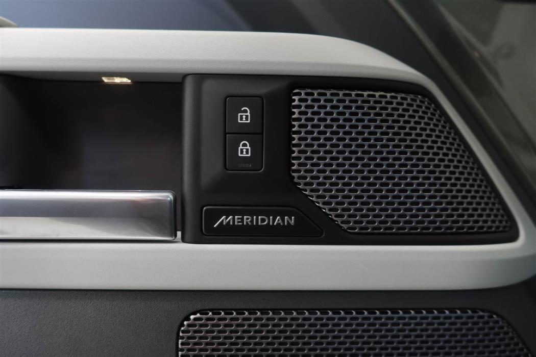 Land Rover Defender 2022