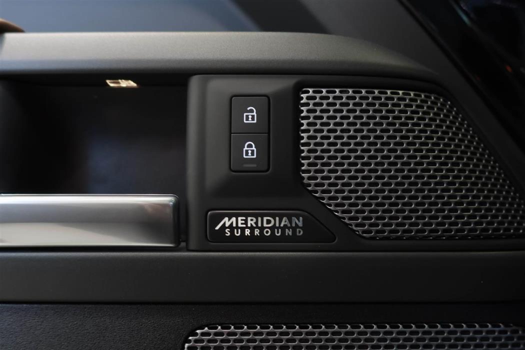 Land Rover Defender 2024
