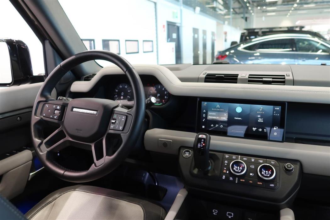 Land Rover Defender 2024