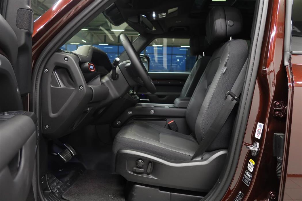 Land Rover Defender 2025