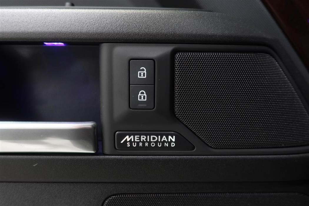 Land Rover Defender 2025