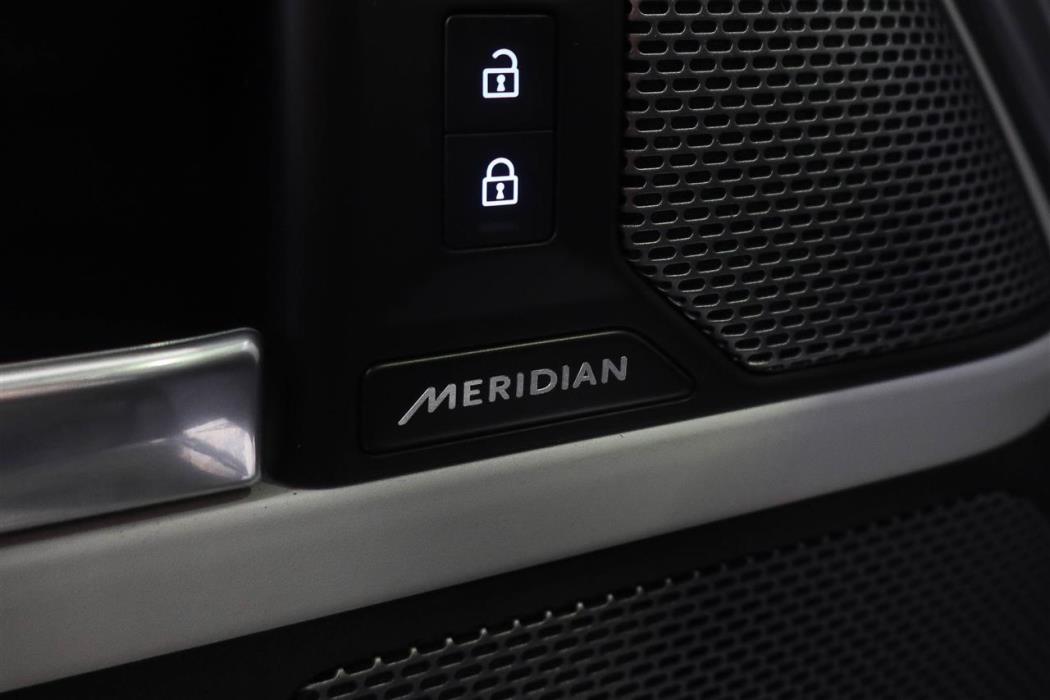 Land Rover Defender 2024