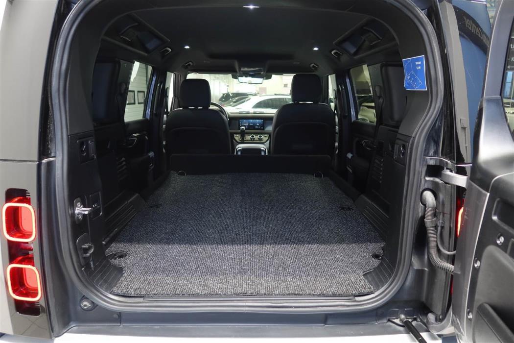 Land Rover Defender 2024