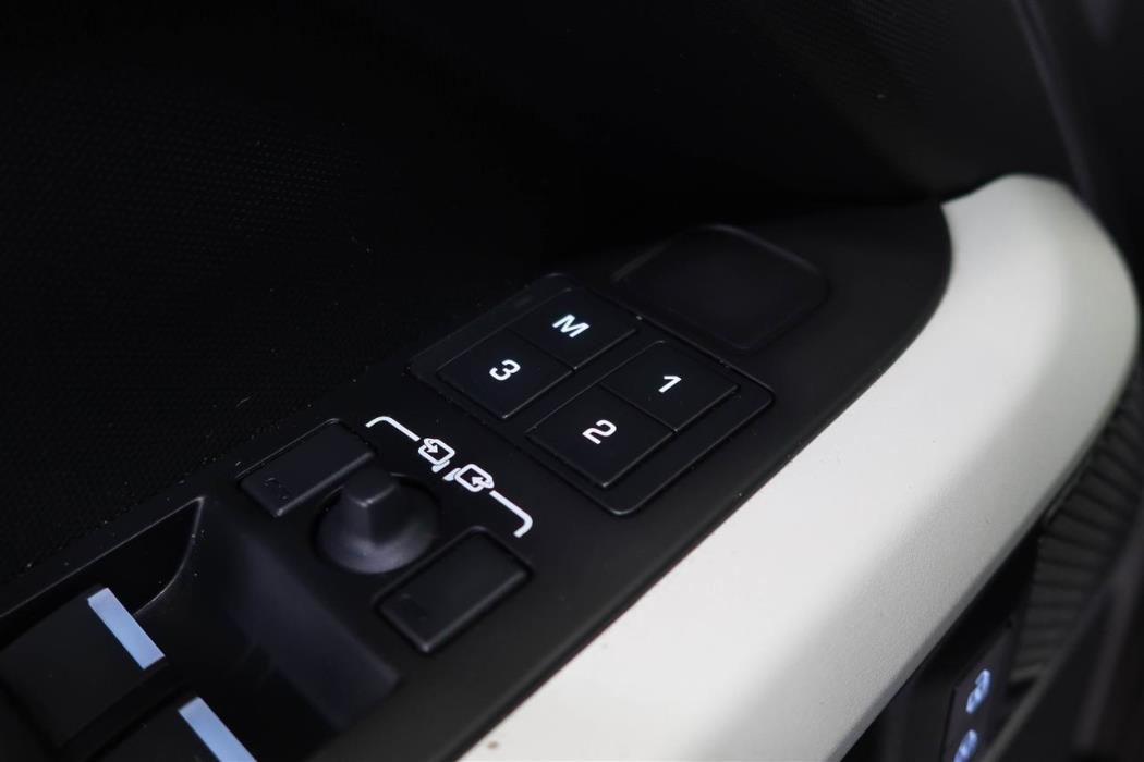 Land Rover Defender 2024