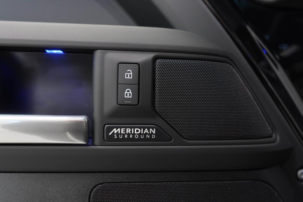 Land Rover Defender 2025