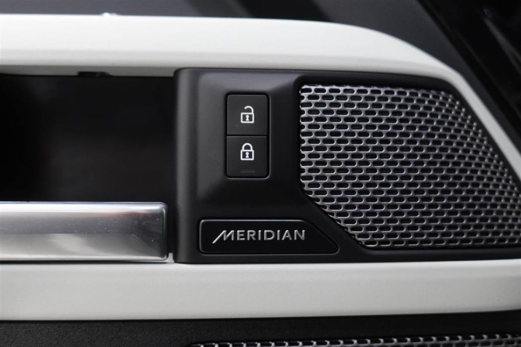 Land Rover Defender 2023