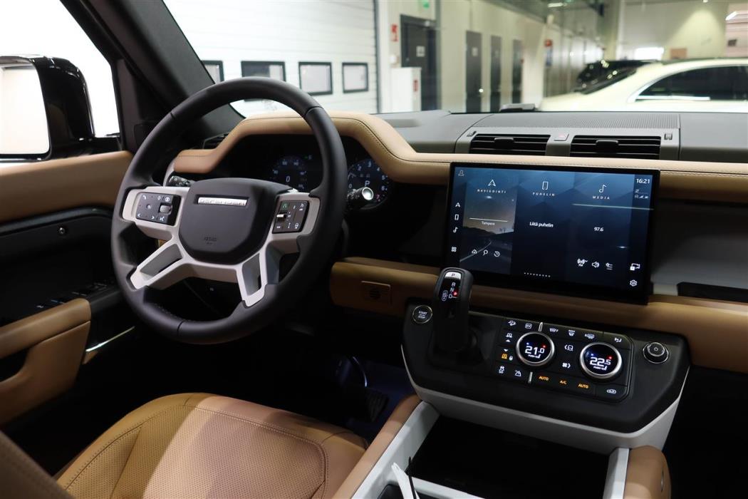 Land Rover Defender 2025