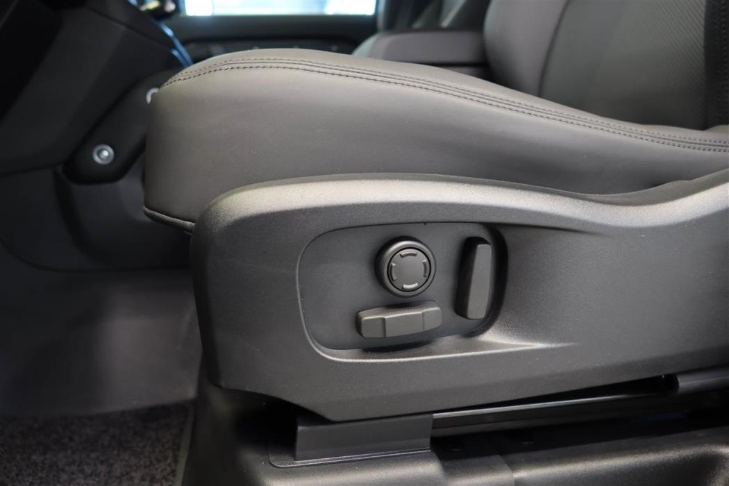 Land Rover Defender 2025