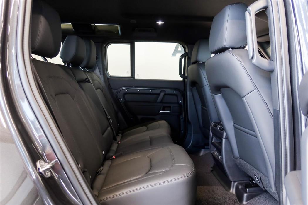 Land Rover Defender 2025