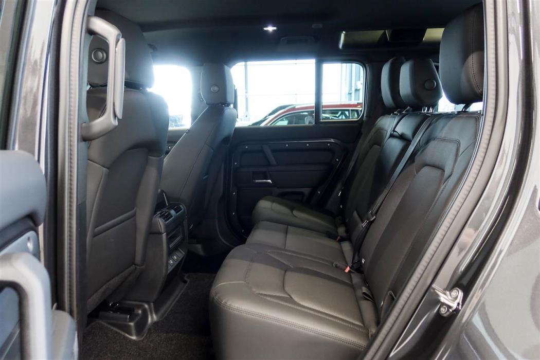 Land Rover Defender 2025