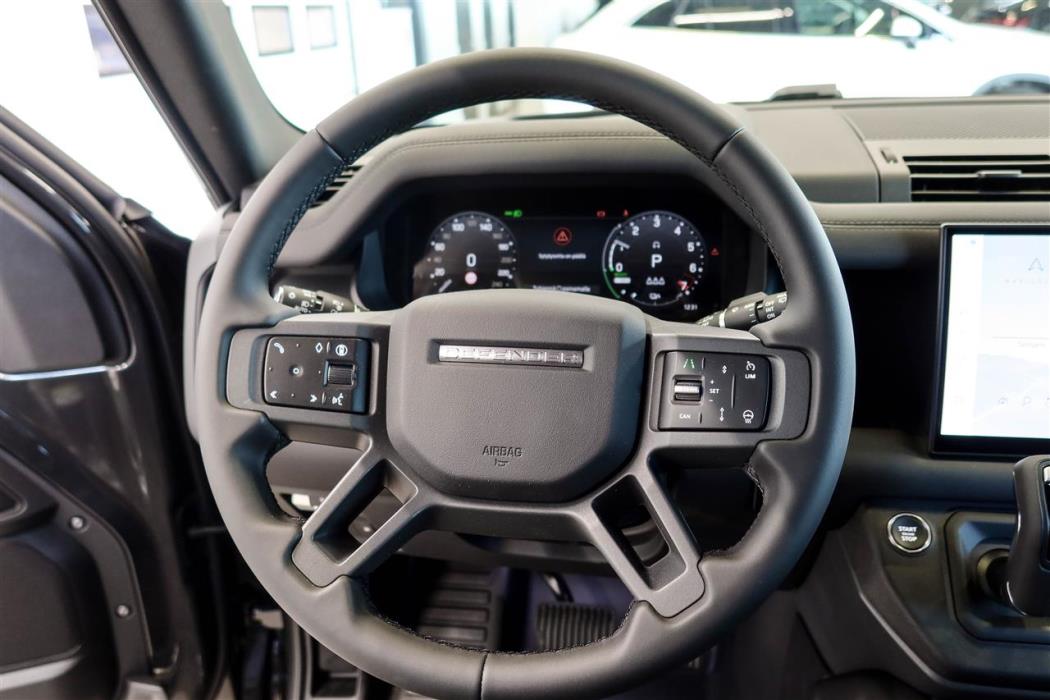 Land Rover Defender 2025
