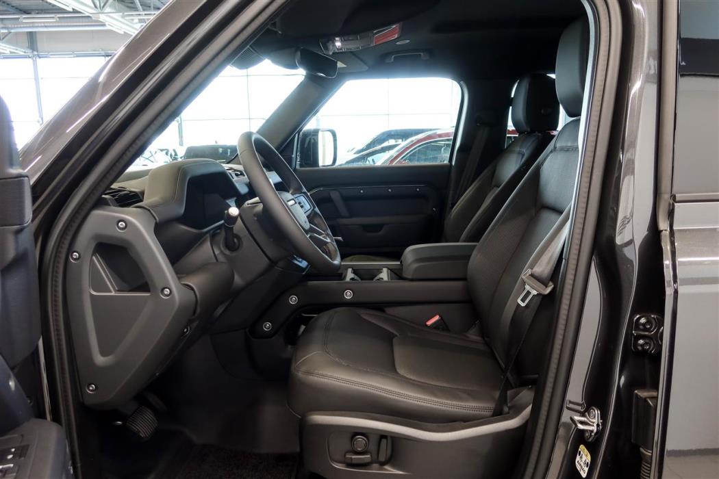 Land Rover Defender 2025