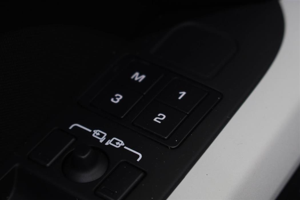 Land Rover Defender 2024