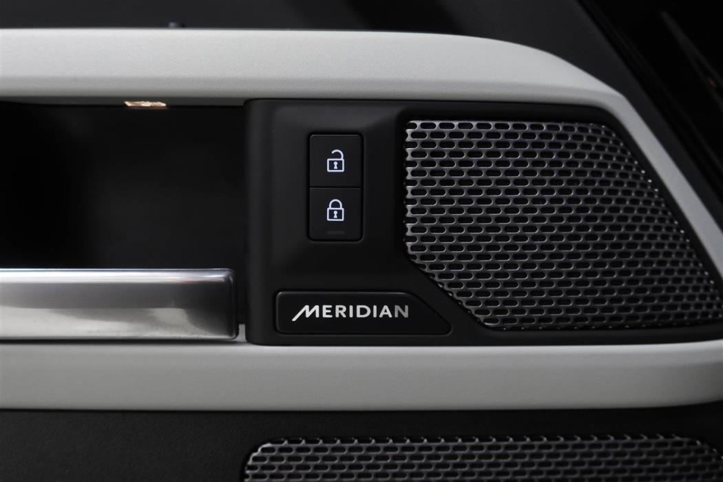 Land Rover Defender 2024