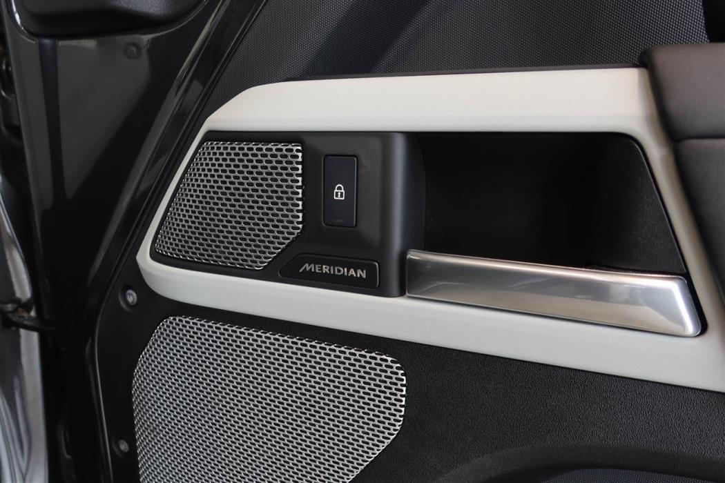Land Rover Defender 2024