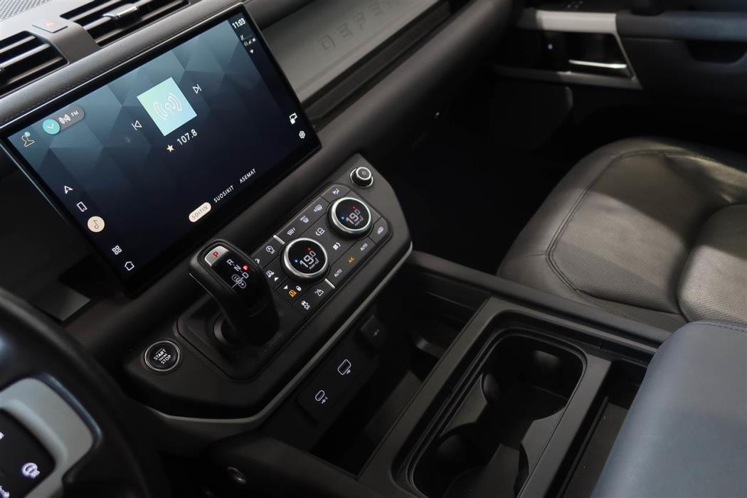 Land Rover Defender 2024