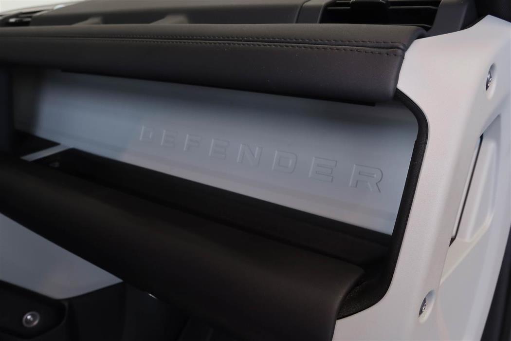 Land Rover Defender 2024