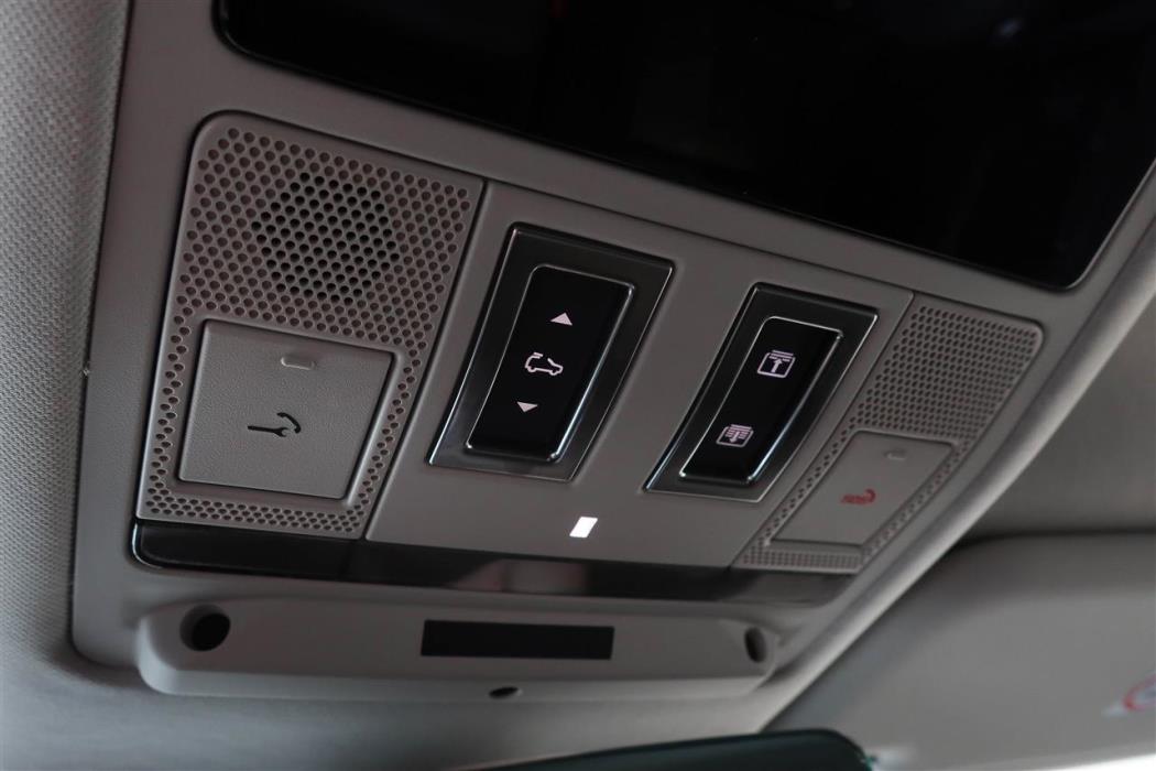 Land Rover Defender 2024