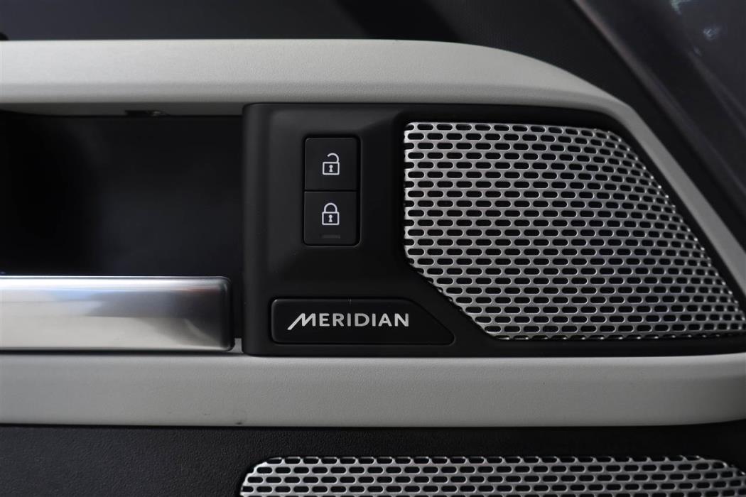 Land Rover Defender 2024