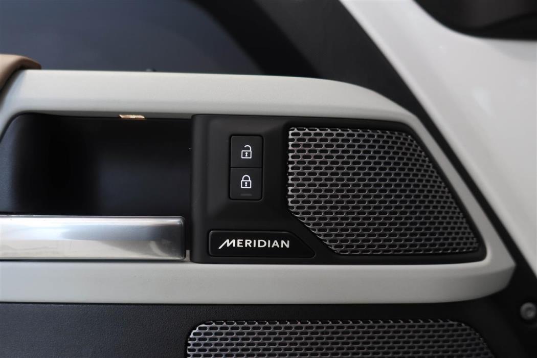 Land Rover Defender 2023