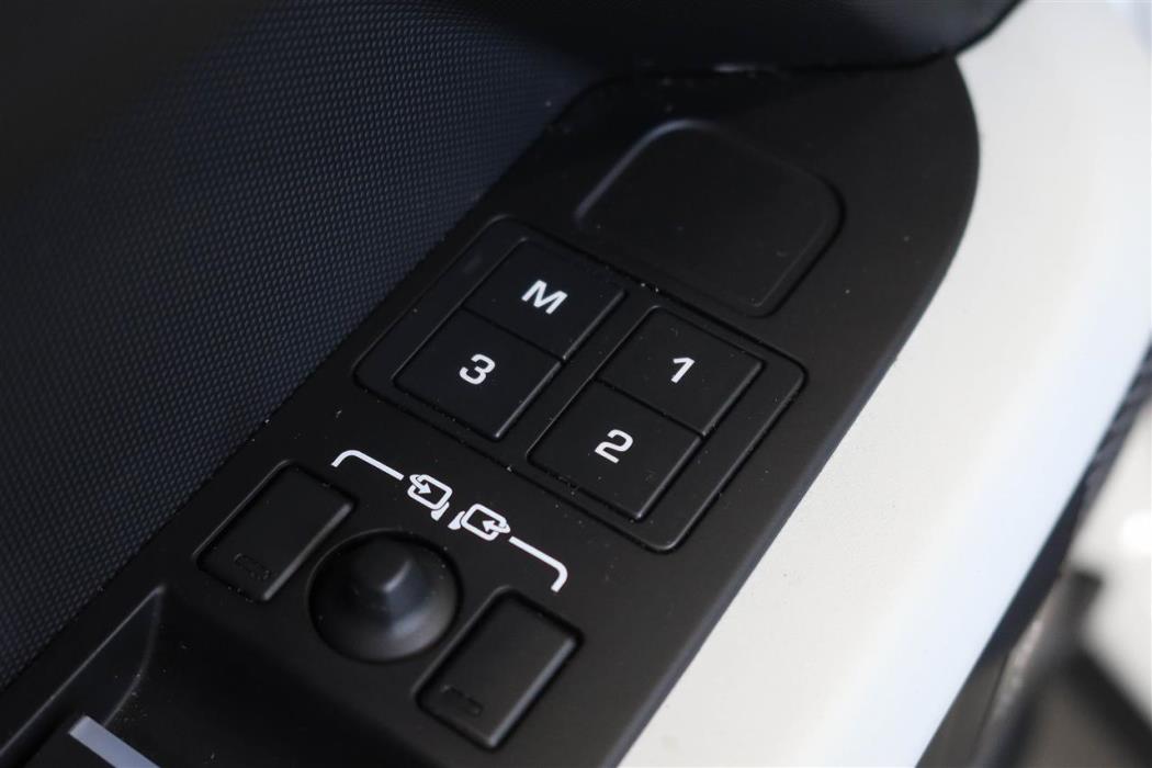 Land Rover Defender 2023