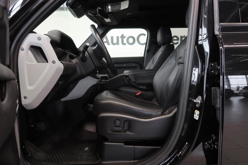 Land Rover Defender 2024