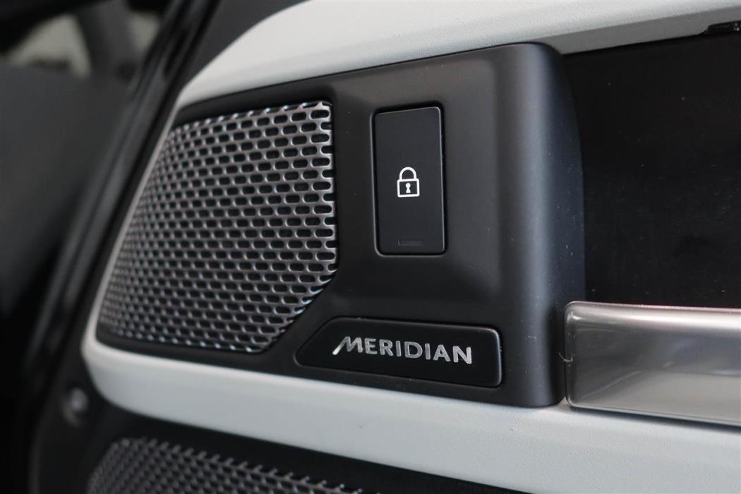 Land Rover Defender 2024