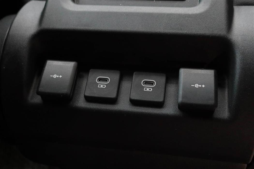 Land Rover Defender 2024