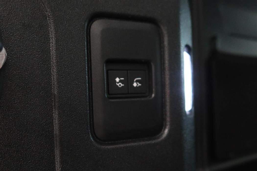 Land Rover Defender 2024