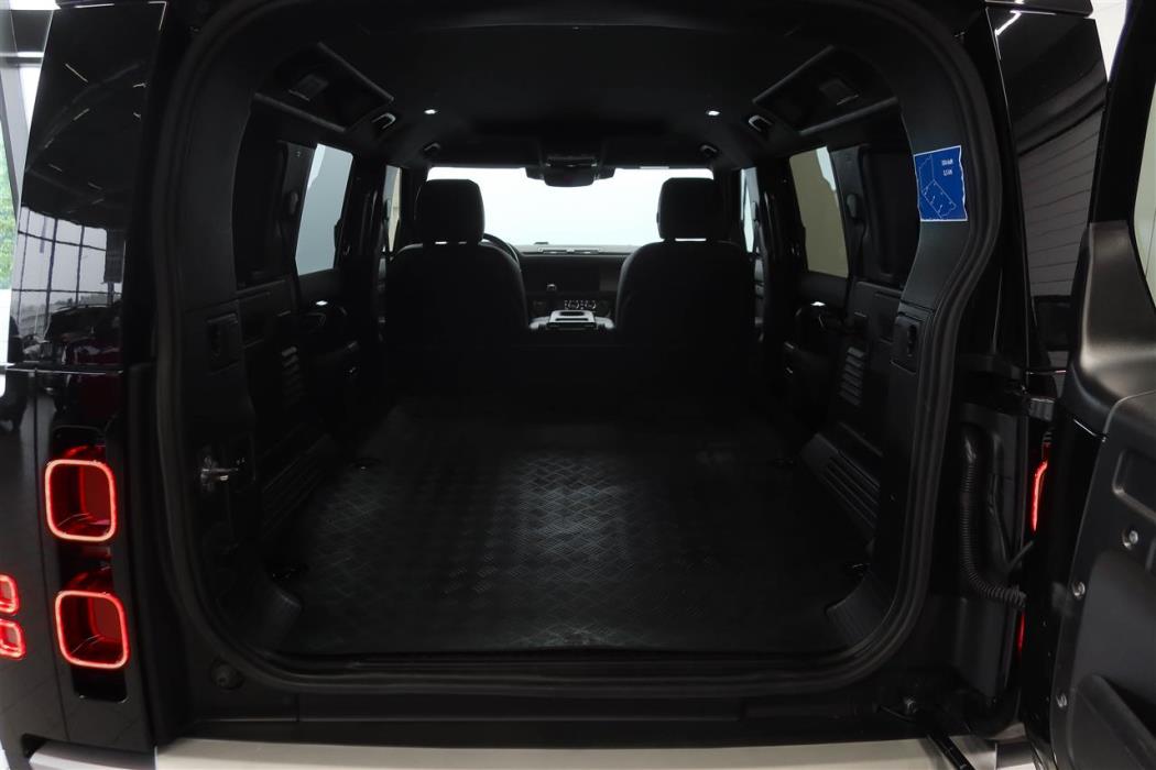 Land Rover Defender 2024