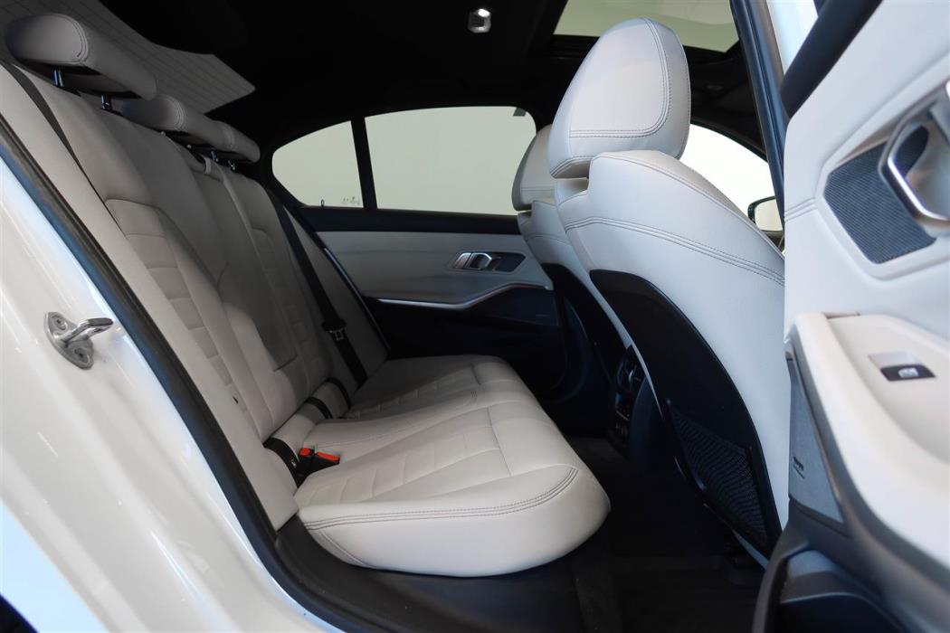 BMW 330 2019