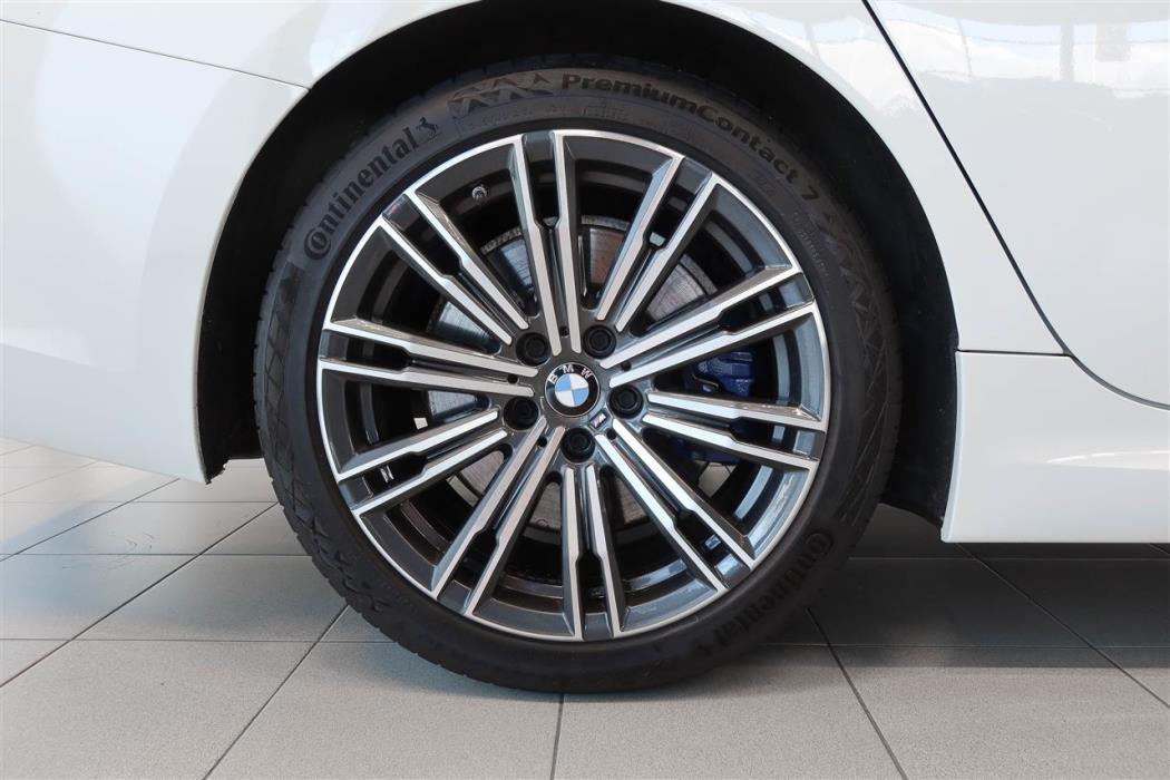 BMW 330 2019