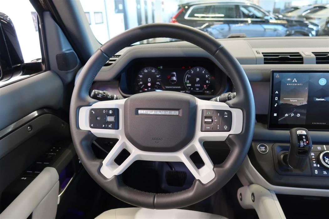 Land Rover Defender 2025