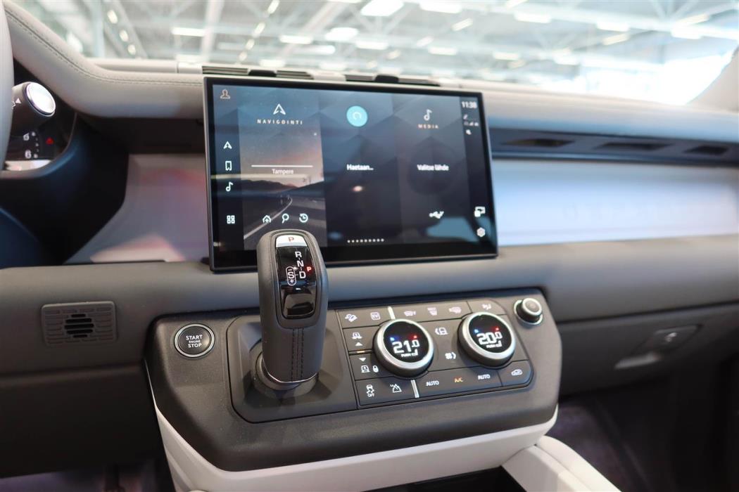 Land Rover Defender 2025