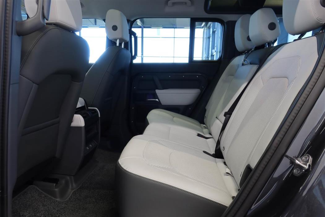 Land Rover Defender 2025