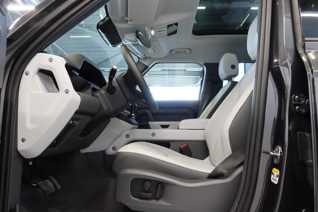 Land Rover Defender 2025