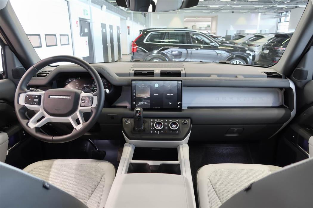 Land Rover Defender 2025