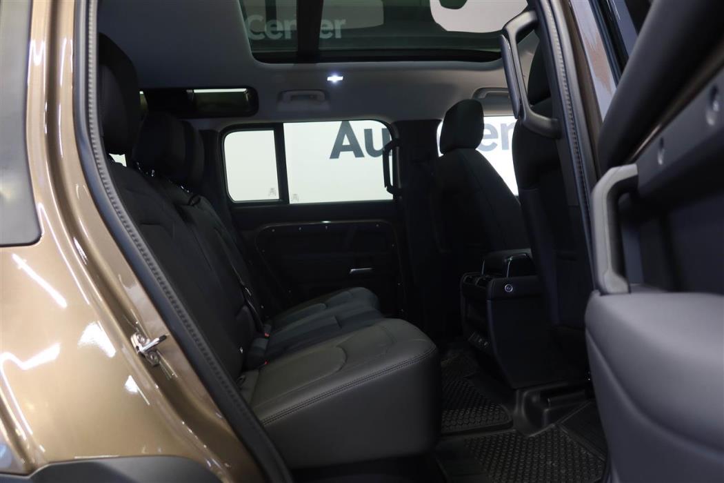 Land Rover Defender 2025