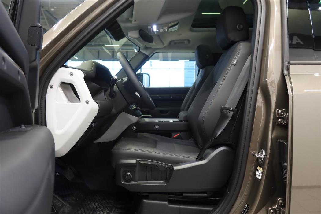 Land Rover Defender 2025